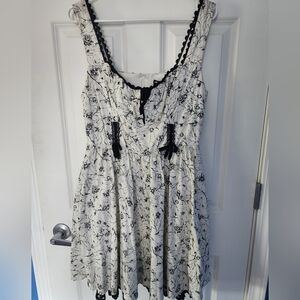 EUC White and Black floral pattern Hot Topic Dress XL